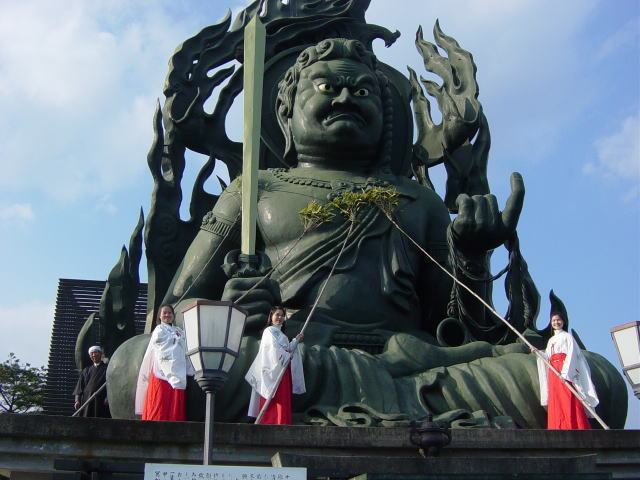 不動明王大仏すす払い